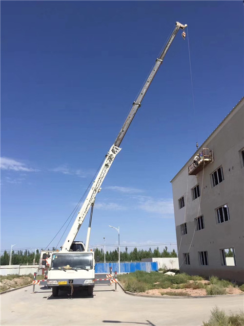 红安县“轻装强干”—— 吊车的 “轻量化臂架” 技术